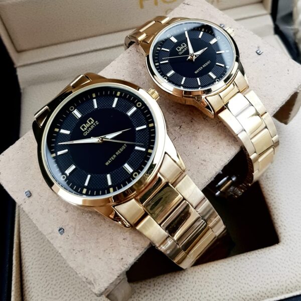 Combo Relojes Pareja Duo QQ Acero Quartz – Un Hermoso Regalo a la Elegancia – Dorado/Negro