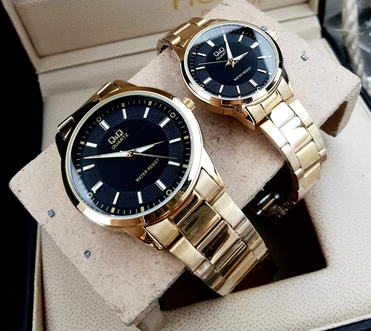 Combo Relojes Pareja Duo QQ Acero Quartz – Un Hermoso Regalo a la Elegancia – Dorado/Negro