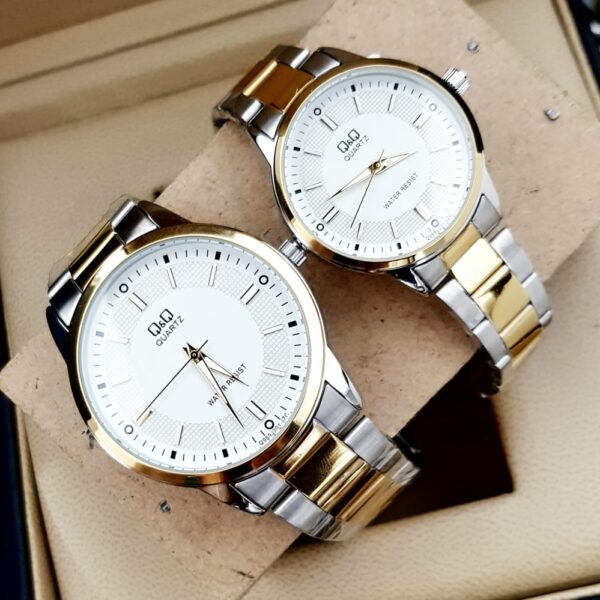 Combo Relojes Pareja Duo QQ Acero Quartz – Un Hermoso Regalo a la Elegancia – Dorado/Plateado/Blanco