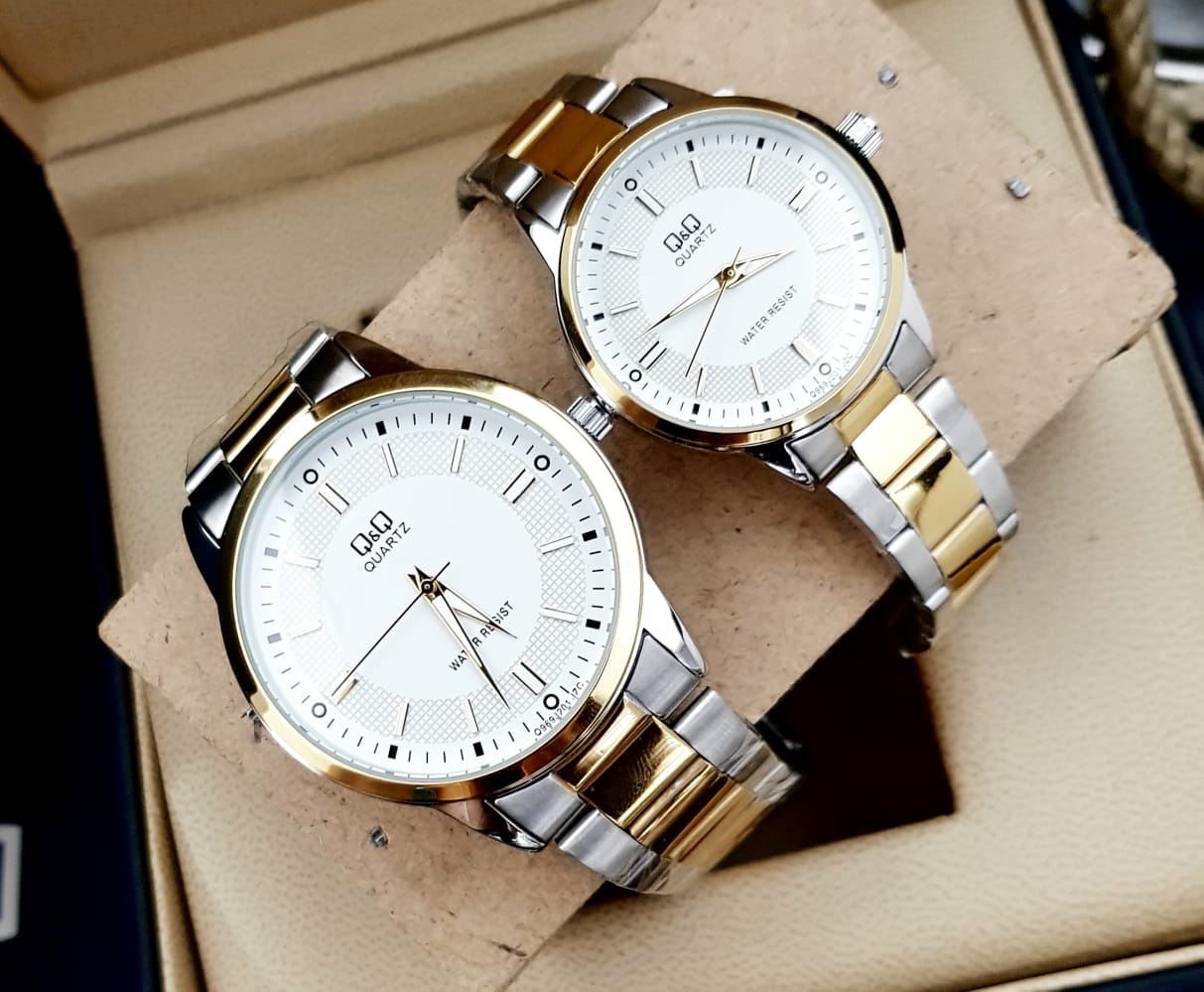 Combo Relojes Pareja Duo QQ Acero Quartz – Un Hermoso Regalo a la Elegancia – Dorado/Plateado/Blanco