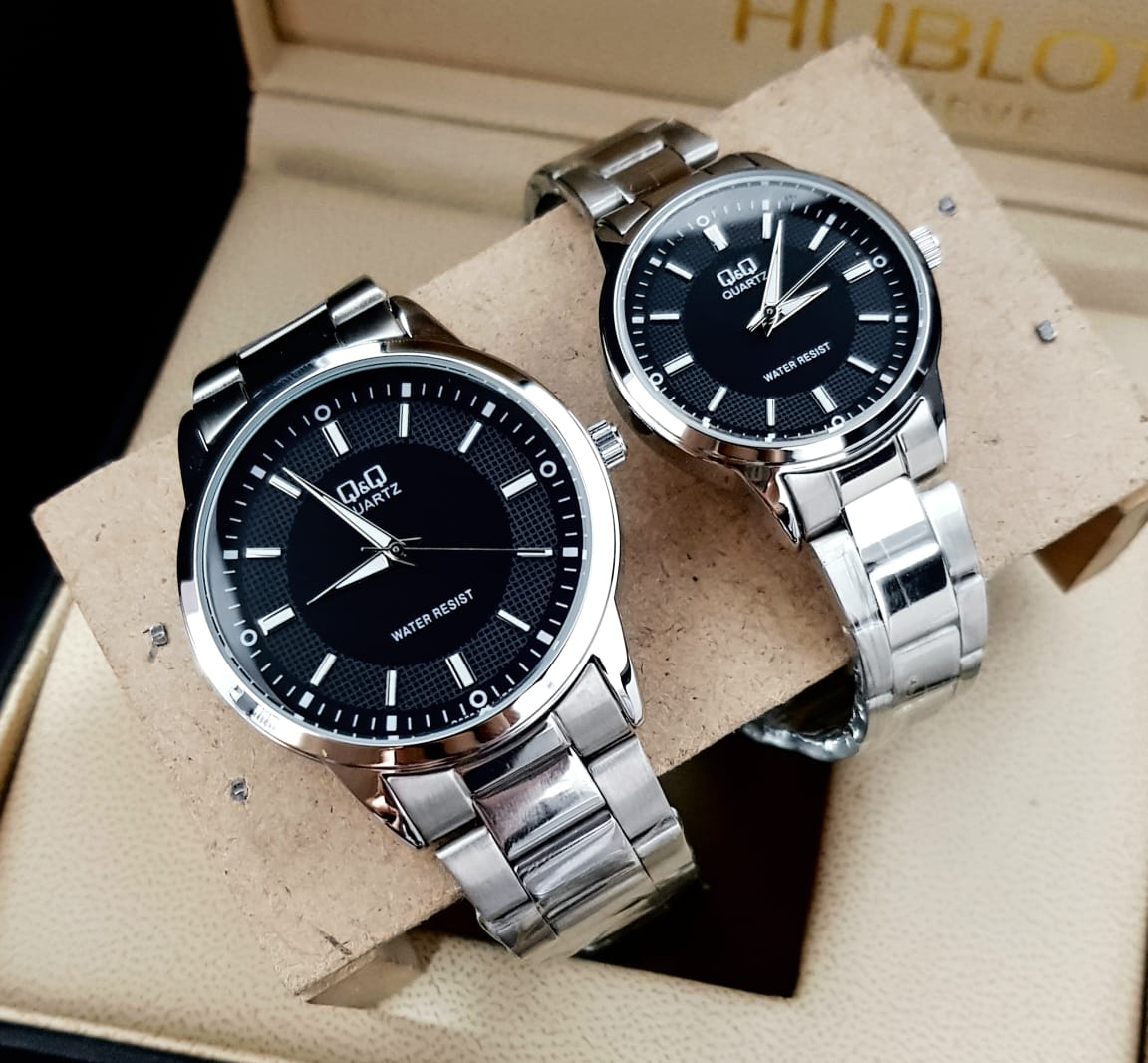 Combo Relojes Pareja Duo QQ Acero Quartz – Un Hermoso Regalo a la Elegancia – Plateado/Negro