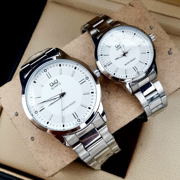 Combo Relojes Pareja Duo Q&Q Acero Quartz – Un Hermoso Regalo a la Elegancia – Plateado/Blanco