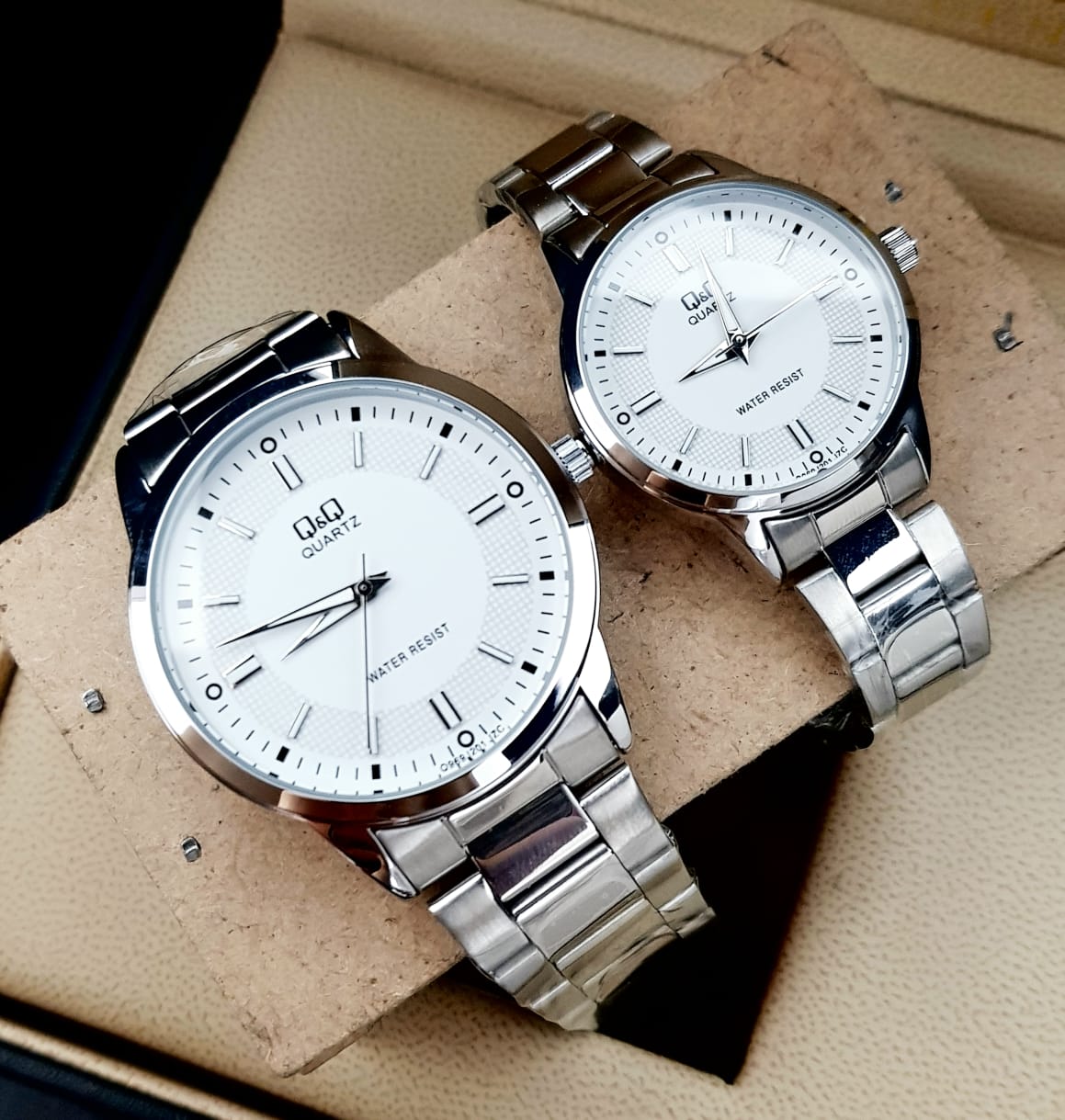 Combo Relojes Pareja Duo Q&Q Acero Quartz – Un Hermoso Regalo a la Elegancia – Plateado/Blanco