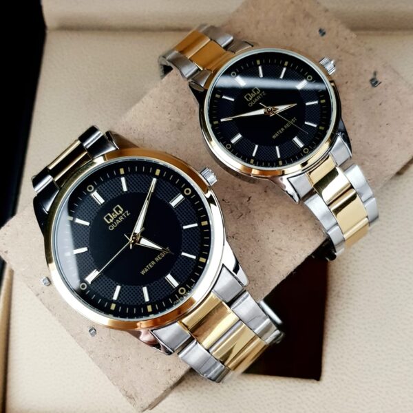 Combo Relojes Pareja Duo QQ Acero Quartz – Un Hermoso Regalo a la Elegancia – Dorado/Plateado/Negro