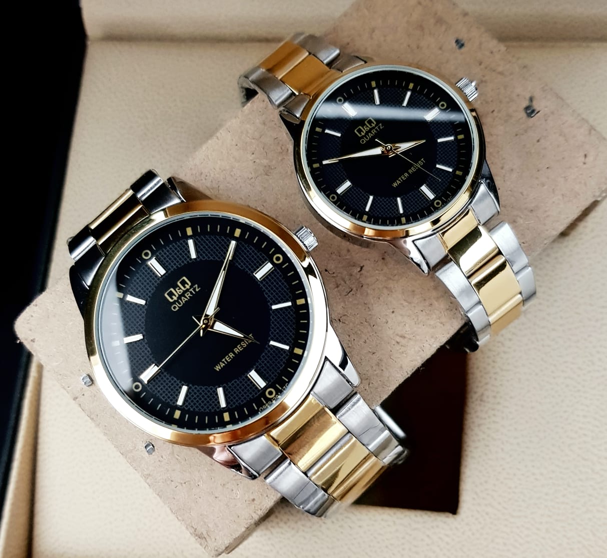 Combo Relojes Pareja Duo QQ Acero Quartz – Un Hermoso Regalo a la Elegancia – Dorado/Plateado/Negro