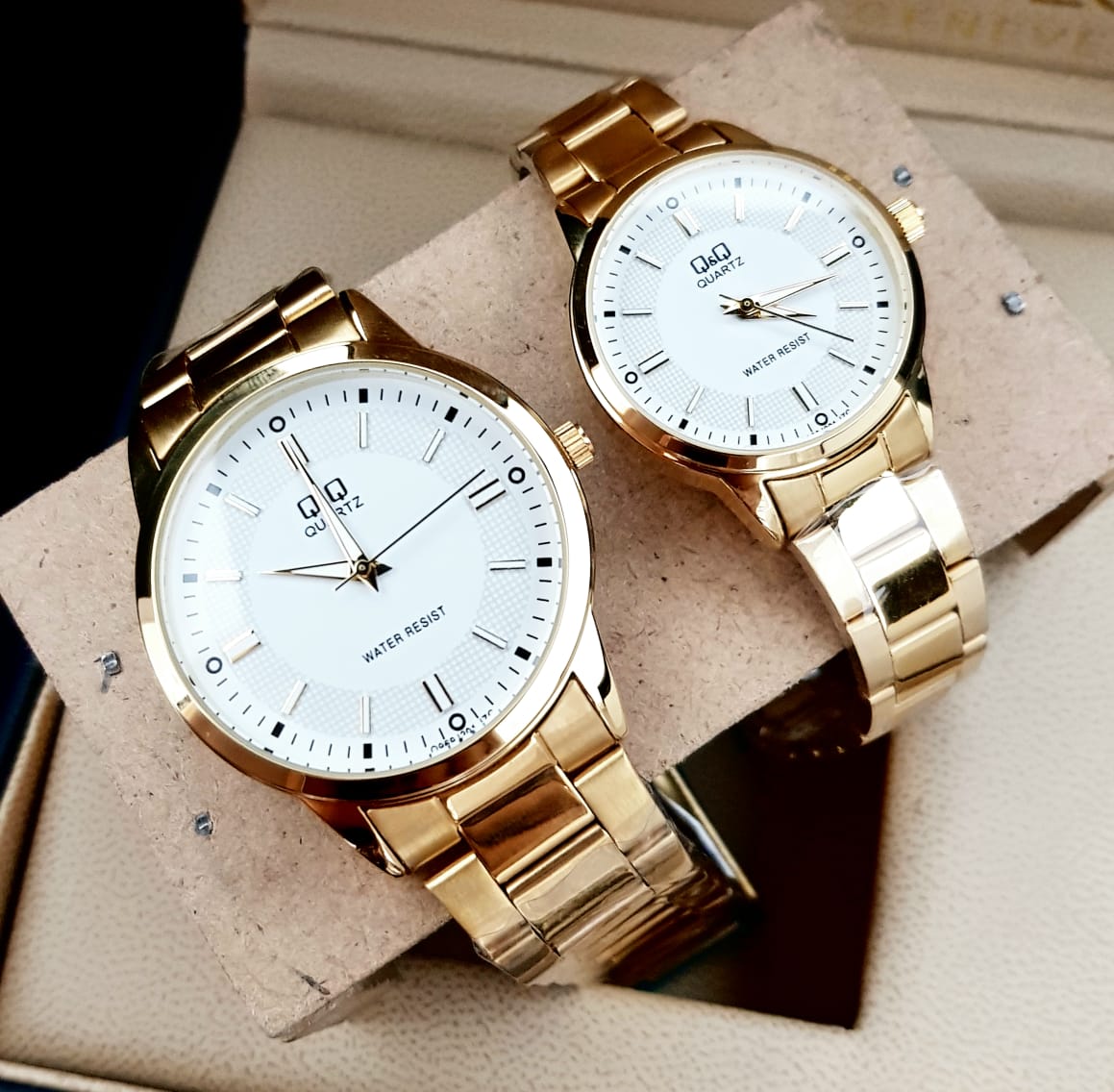 Combo Relojes Pareja Duo Q Q Acero Quartz – Un Hermoso Regalo a la Elegancia – Dorado/Blanco